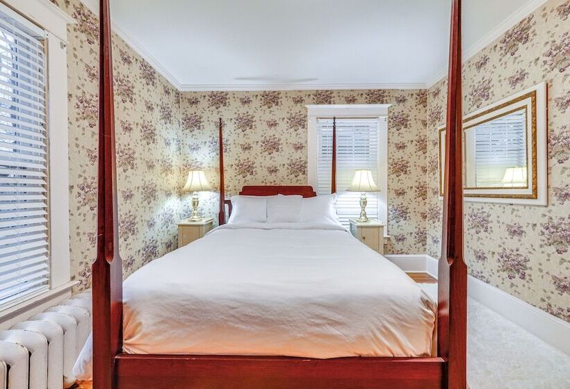 Spacious Jamestown Home Near Nat L Comedy Center!