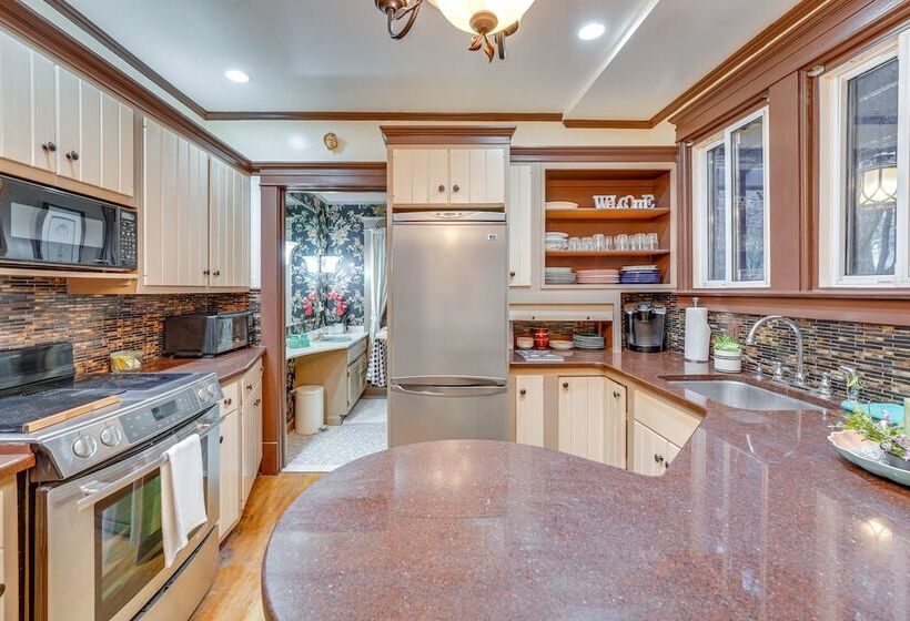 Spacious Jamestown Home Near Nat L Comedy Center!