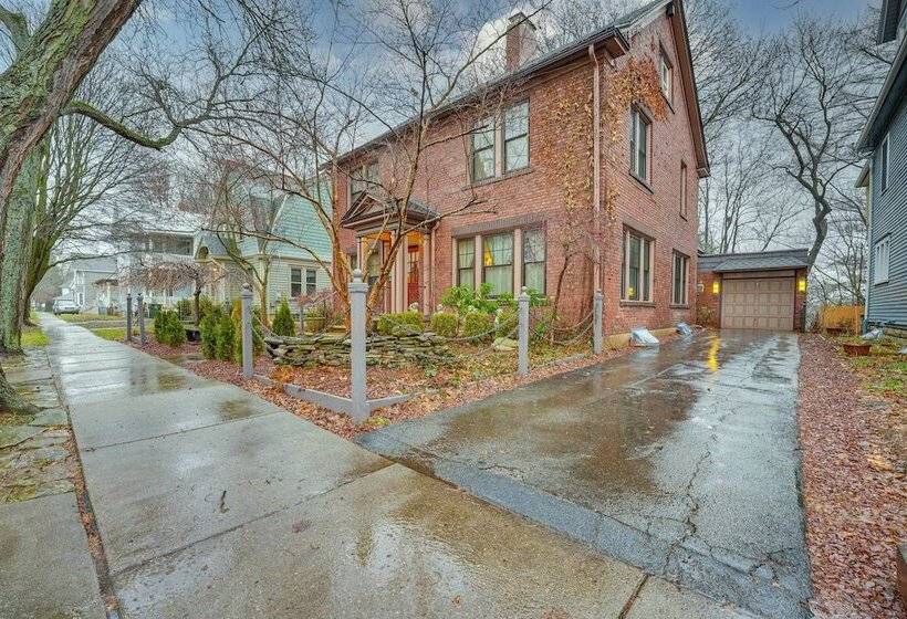 Spacious Jamestown Home Near Nat L Comedy Center!