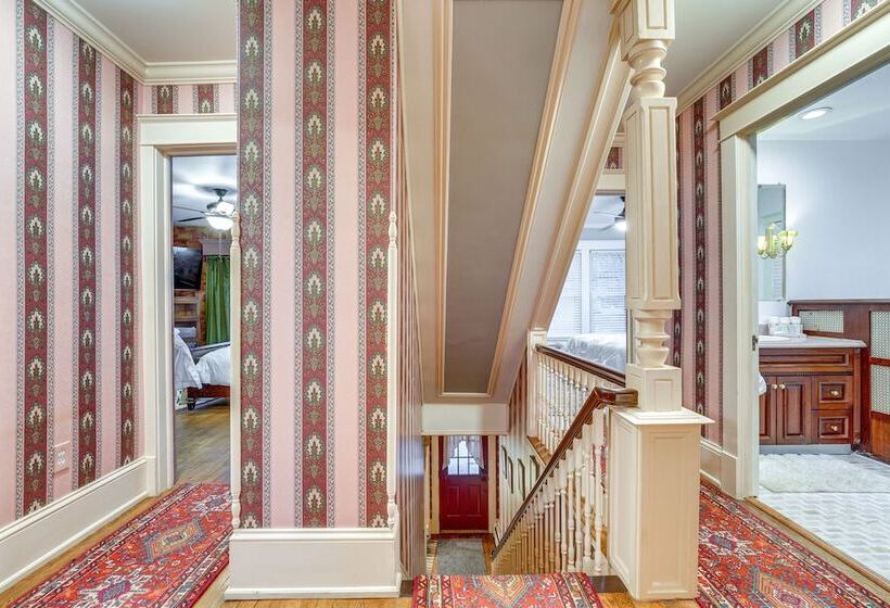 Spacious Jamestown Home Near Nat L Comedy Center!