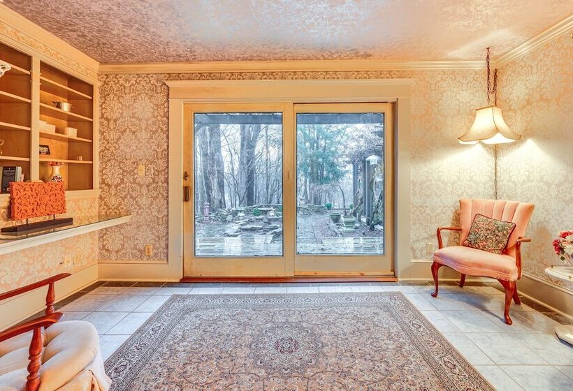 Spacious Jamestown Home Near Nat L Comedy Center!