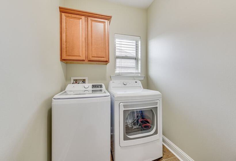 Spacious Zachary Home: 12 Mi To Baton Rouge!