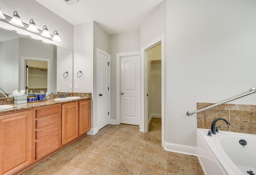 Spacious Zachary Home: 12 Mi To Baton Rouge!