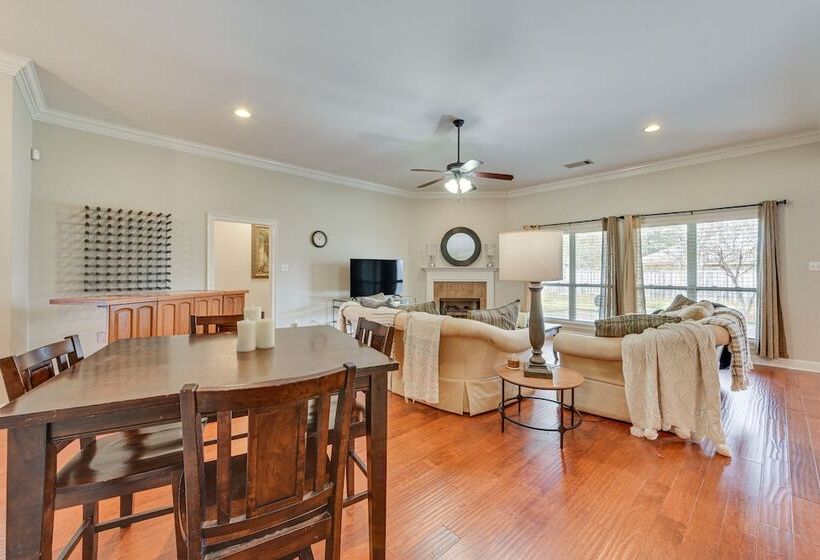 Spacious Zachary Home: 12 Mi To Baton Rouge!