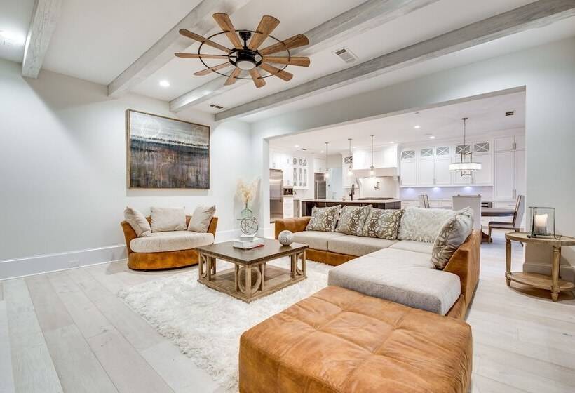 Sprawling Suwanee Home: Theater, Pool, Hot Tub!