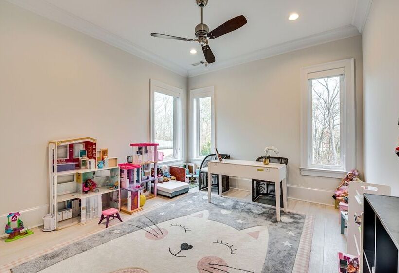 Sprawling Suwanee Home: Theater, Pool, Hot Tub!