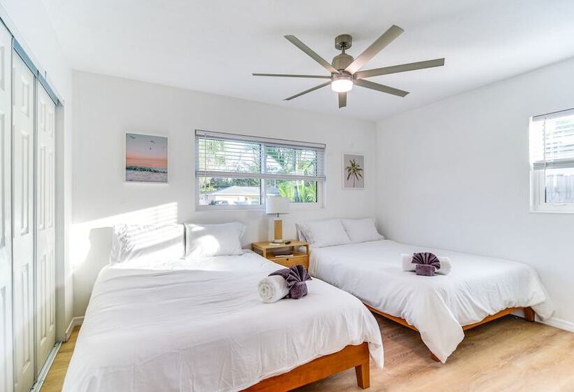 St Petersburg Paradise W/ Private Yard & Hot Tub!