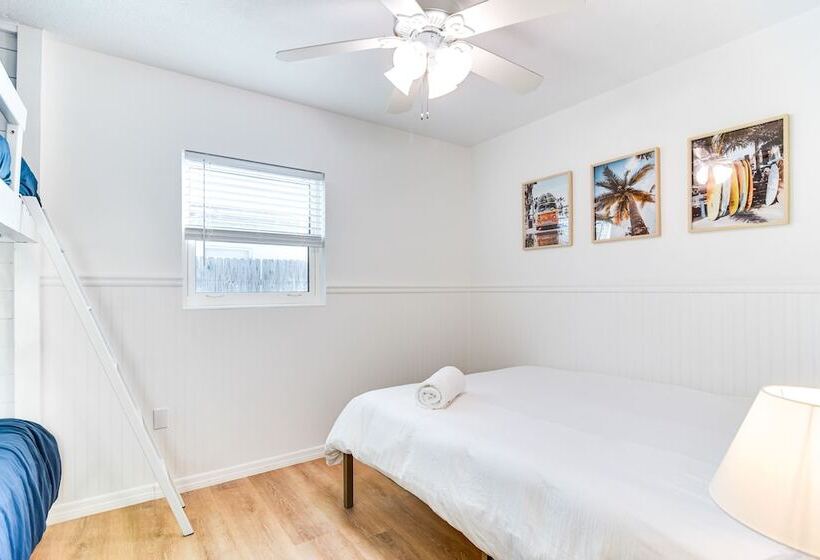 St Petersburg Paradise W/ Private Yard & Hot Tub!