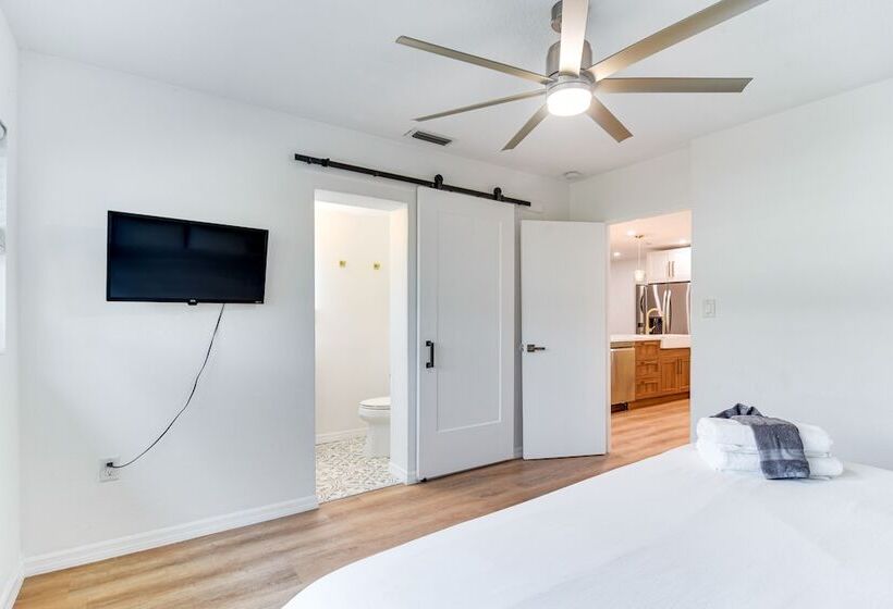 St Petersburg Paradise W/ Private Yard & Hot Tub!