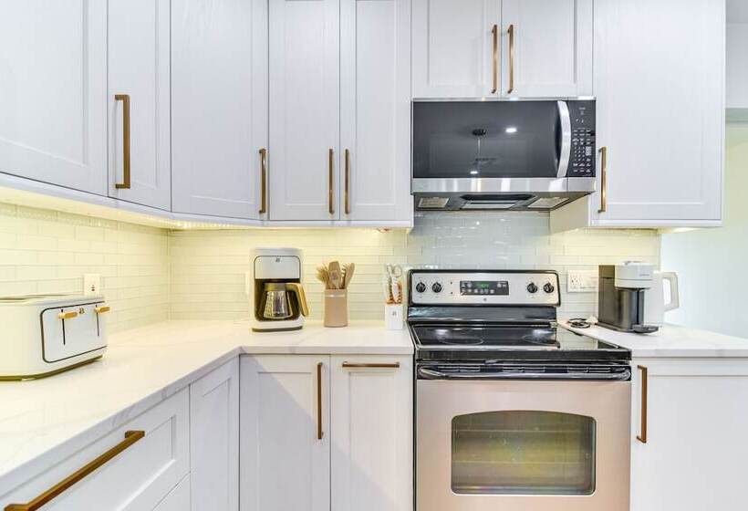 St Petersburg Paradise W/ Private Yard & Hot Tub!