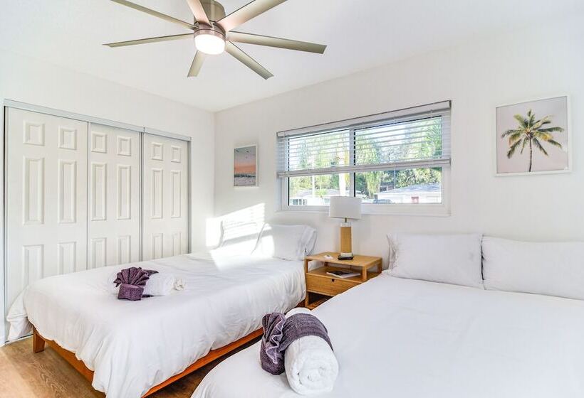 St Petersburg Paradise W/ Private Yard & Hot Tub!