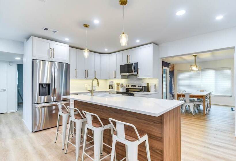 St Petersburg Paradise W/ Private Yard & Hot Tub!