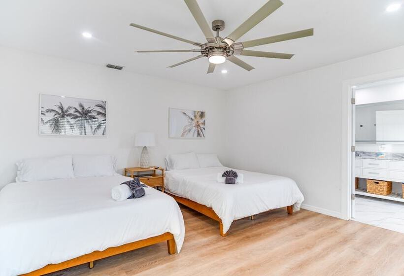 St Petersburg Paradise W/ Private Yard & Hot Tub!