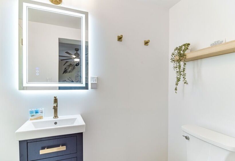 St Petersburg Paradise W/ Private Yard & Hot Tub!