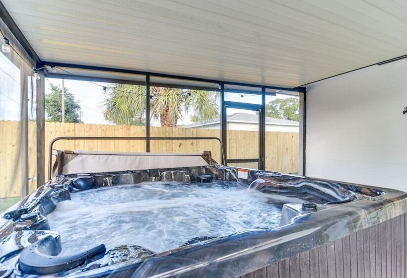St Petersburg Paradise W/ Private Yard & Hot Tub!