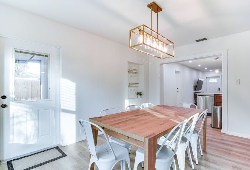 St Petersburg Paradise W/ Private Yard & Hot Tub!