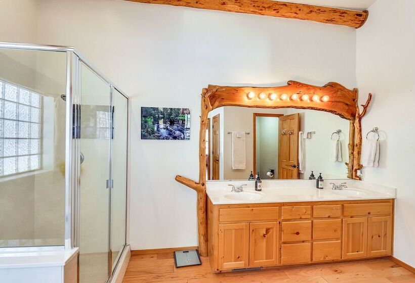 Stunning Pinetop Lakeside Cabin: Ski, Golf, Hike!