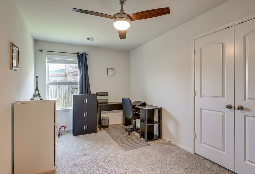 12 Mi To Beach: Texas Gulf Coast Home W/ Fire Pit