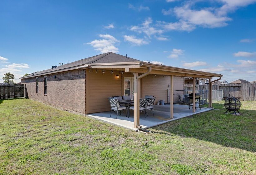 12 Mi To Beach: Texas Gulf Coast Home W/ Fire Pit