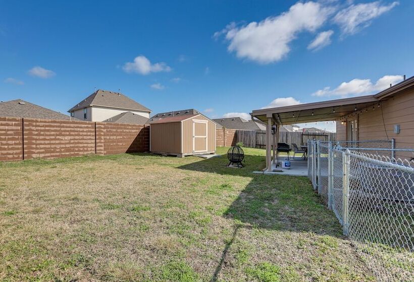 12 Mi To Beach: Texas Gulf Coast Home W/ Fire Pit