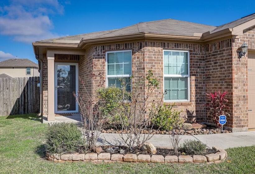 12 Mi To Beach: Texas Gulf Coast Home W/ Fire Pit