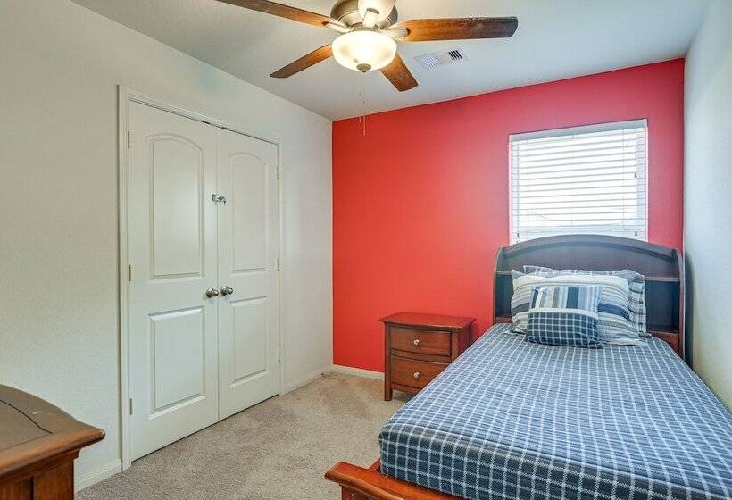 12 Mi To Beach: Texas Gulf Coast Home W/ Fire Pit