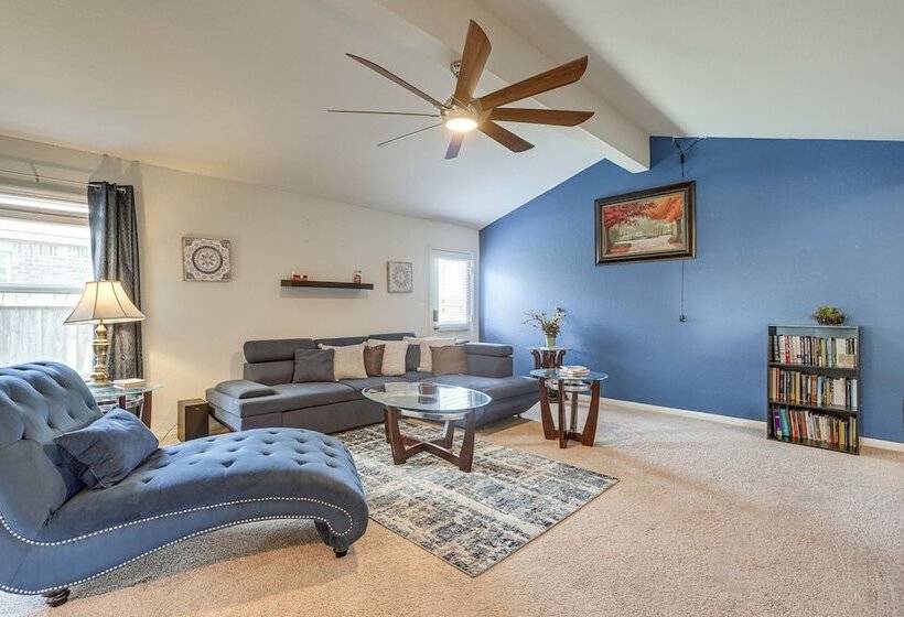 12 Mi To Beach: Texas Gulf Coast Home W/ Fire Pit