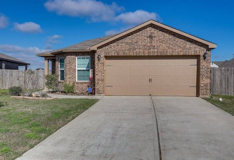 12 Mi To Beach: Texas Gulf Coast Home W/ Fire Pit