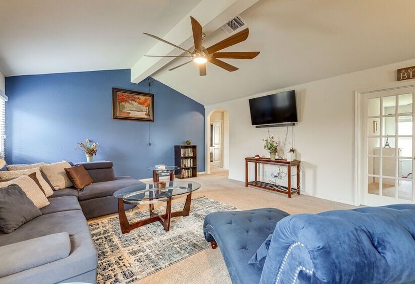 12 Mi To Beach: Texas Gulf Coast Home W/ Fire Pit