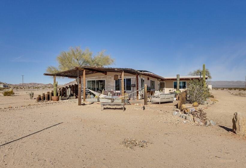 Twentynine Palms Desert Oasis W/ Pool & Hot Tub!