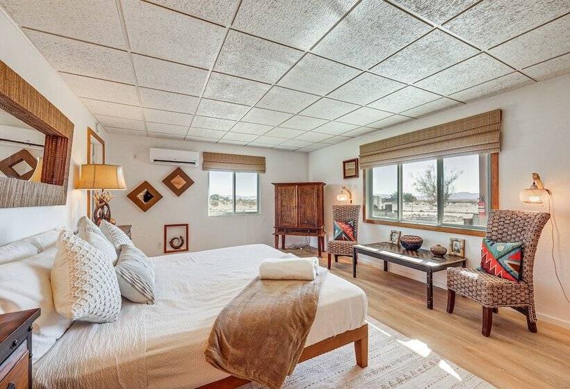 Twentynine Palms Desert Oasis W/ Pool & Hot Tub!