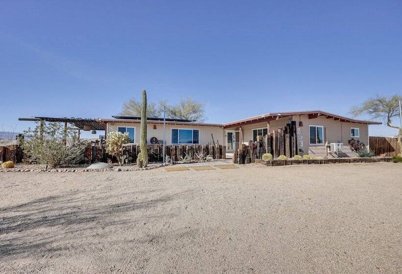 Twentynine Palms Desert Oasis W/ Pool & Hot Tub!