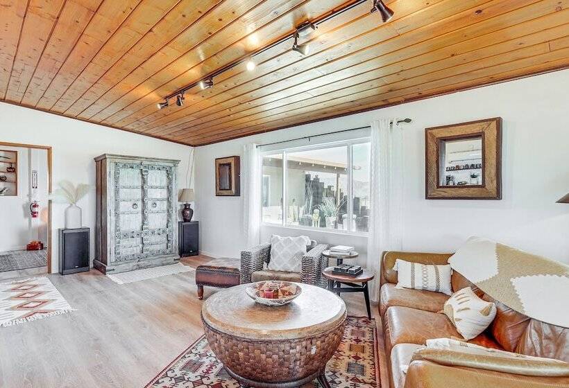 Twentynine Palms Desert Oasis W/ Pool & Hot Tub!