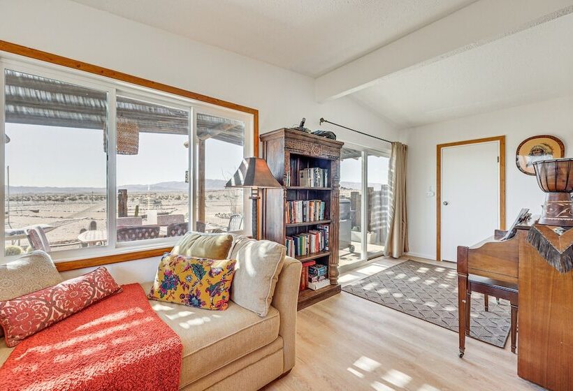 Twentynine Palms Desert Oasis W/ Pool & Hot Tub!