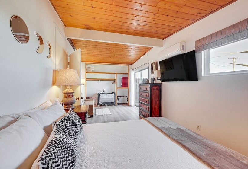 Twentynine Palms Desert Oasis W/ Pool & Hot Tub!