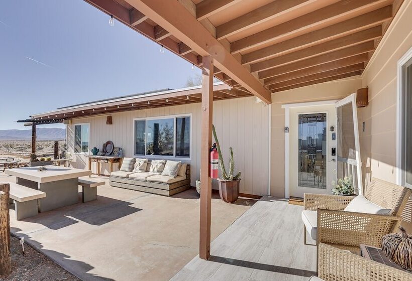 Twentynine Palms Desert Oasis W/ Pool & Hot Tub!