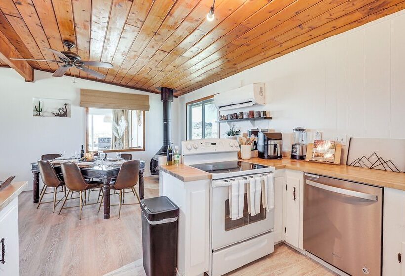 Twentynine Palms Desert Oasis W/ Pool & Hot Tub!