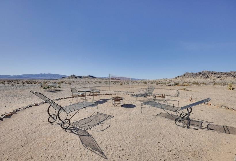 Twentynine Palms Desert Oasis W/ Pool & Hot Tub!