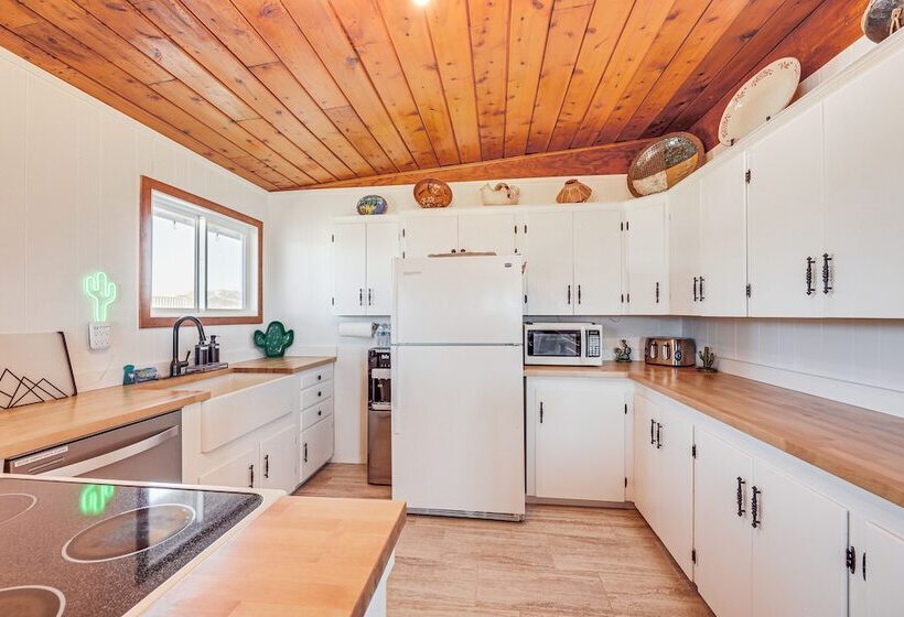 Twentynine Palms Desert Oasis W/ Pool & Hot Tub!