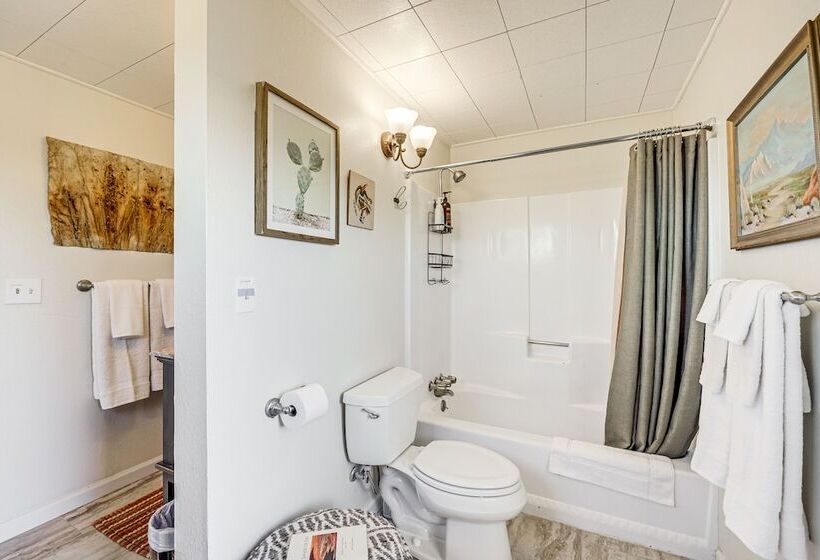 Twentynine Palms Desert Oasis W/ Pool & Hot Tub!