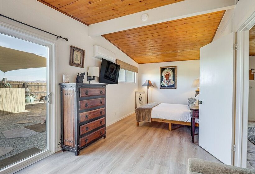 Twentynine Palms Desert Oasis W/ Pool & Hot Tub!