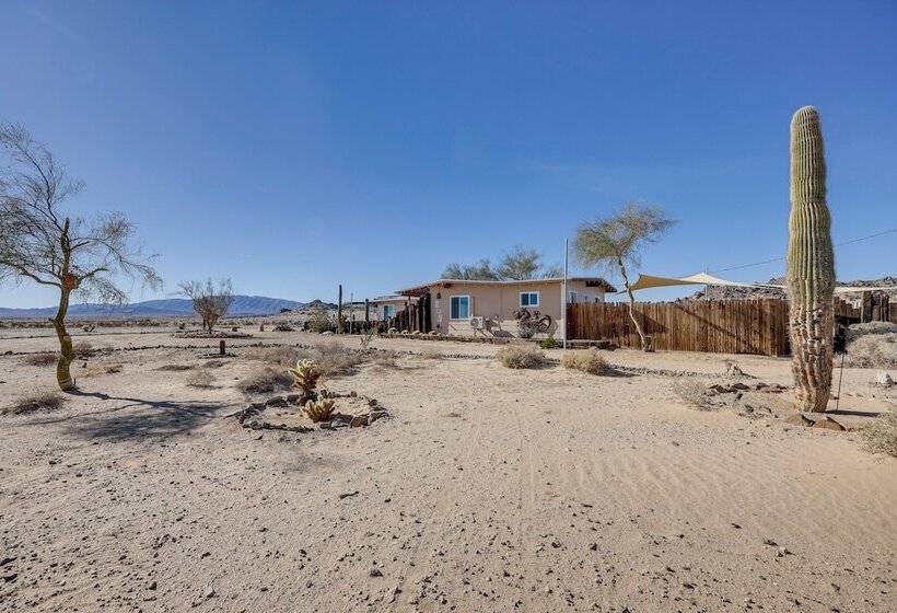 Twentynine Palms Desert Oasis W/ Pool & Hot Tub!