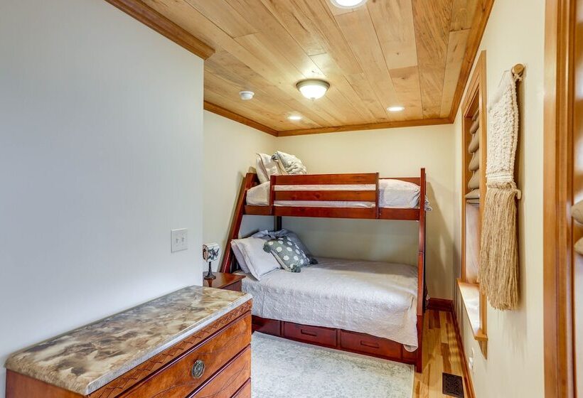 Warm & Cozy Mansfield Home: Deck, Gas Fire Table!