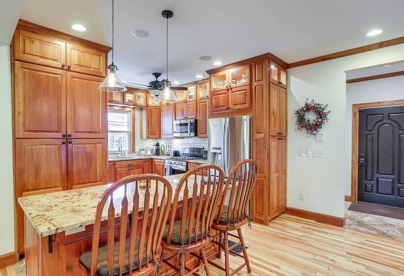 Warm & Cozy Mansfield Home: Deck, Gas Fire Table!