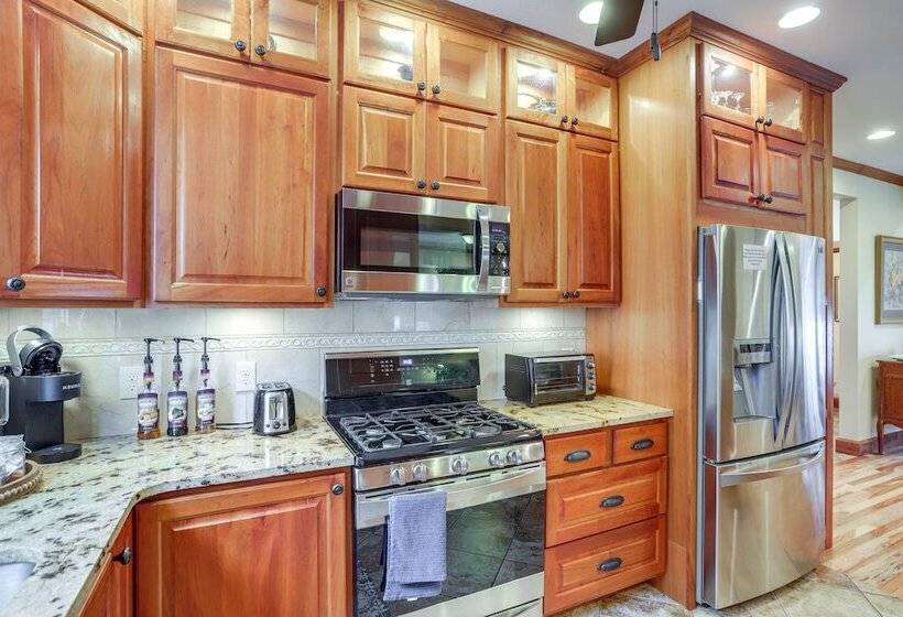 Warm & Cozy Mansfield Home: Deck, Gas Fire Table!