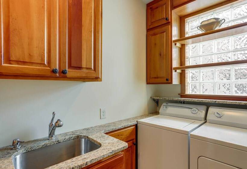 Warm & Cozy Mansfield Home: Deck, Gas Fire Table!