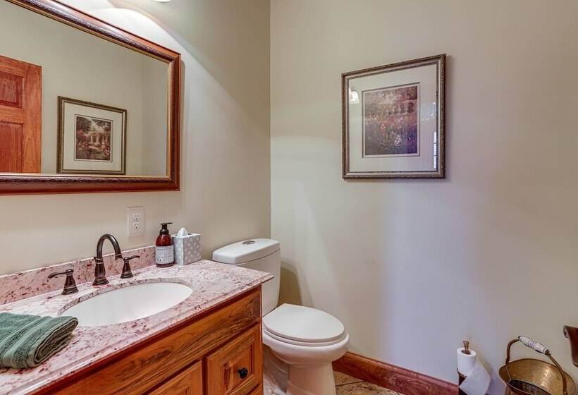 Warm & Cozy Mansfield Home: Deck, Gas Fire Table!