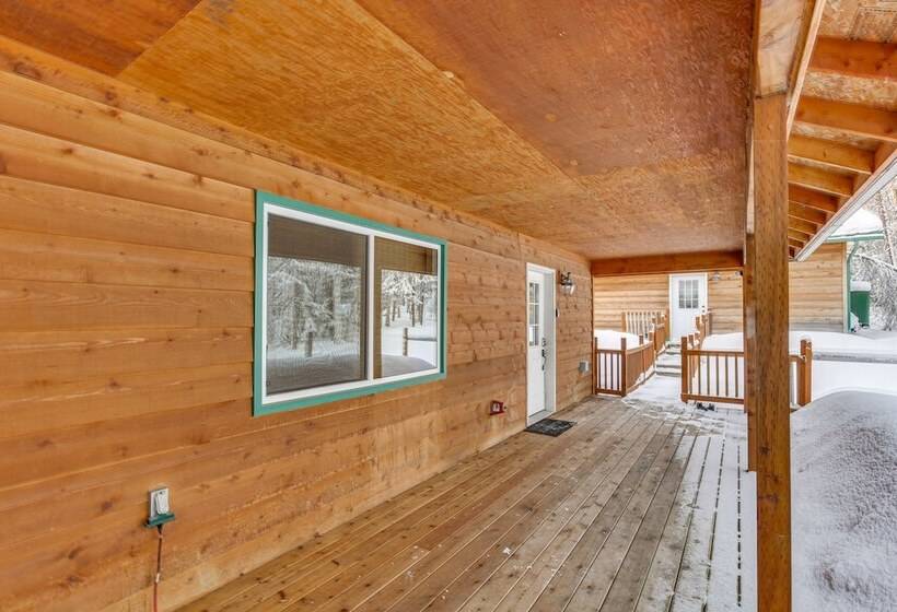 Wasilla  Spruce Moose  Cabin: Lakefront + Hot Tub!