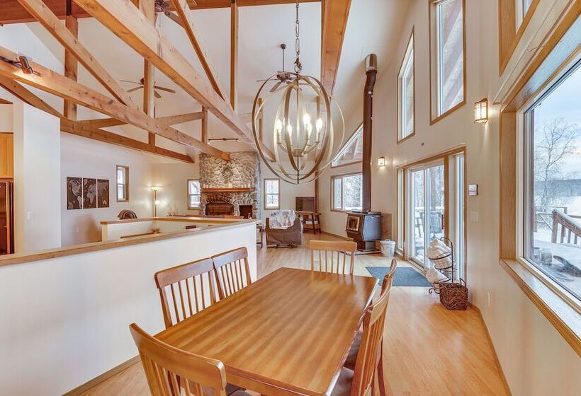 Wasilla  Spruce Moose  Cabin: Lakefront + Hot Tub!