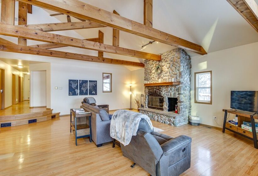 Wasilla  Spruce Moose  Cabin: Lakefront + Hot Tub!